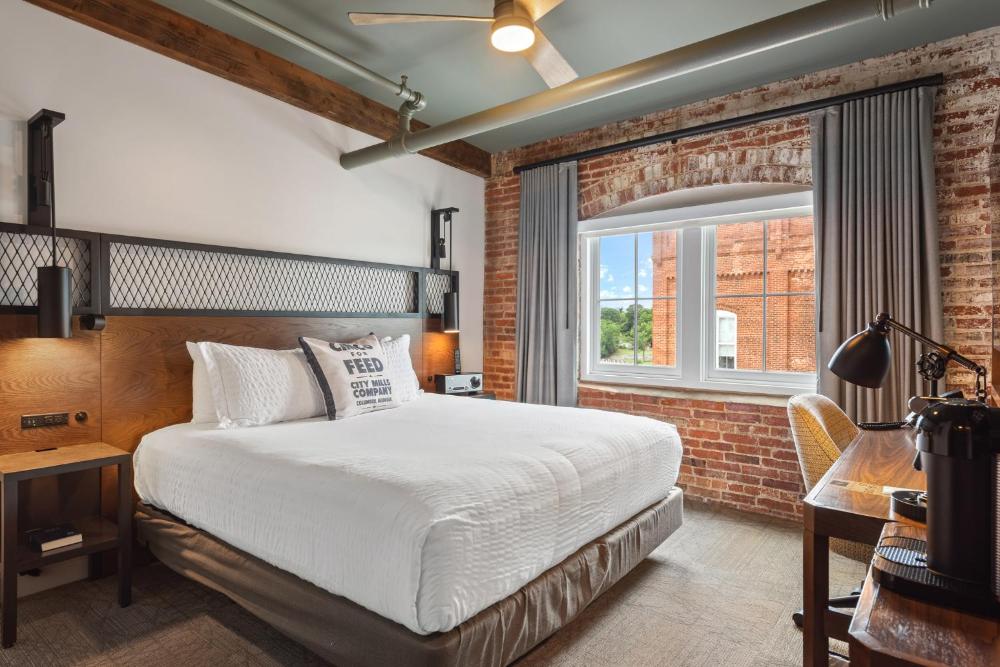 Deluxe King Room interior